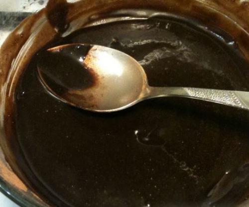 Глазурь.  Шоколадная глазурь, приготовленная по этому рецепту, получается вкусной, блестящей, она прекрасно держится на выпечке. 04