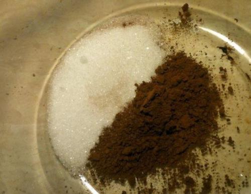 Глазурь.  Шоколадная глазурь, приготовленная по этому рецепту, получается вкусной, блестящей, она прекрасно держится на выпечке. 02