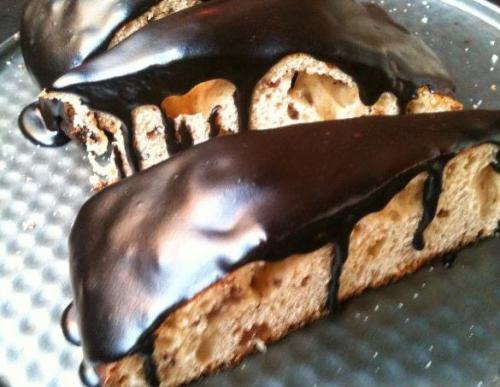 Глазурь.  Шоколадная глазурь, приготовленная по этому рецепту, получается вкусной, блестящей, она прекрасно держится на выпечке. 07