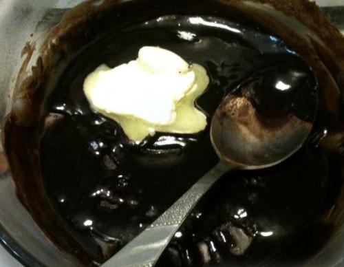 Глазурь.  Шоколадная глазурь, приготовленная по этому рецепту, получается вкусной, блестящей, она прекрасно держится на выпечке. 05