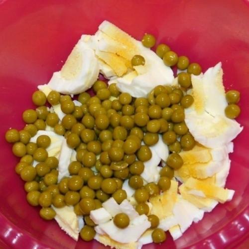 Салат с пекинской капустой, огурцом и горошком. 01