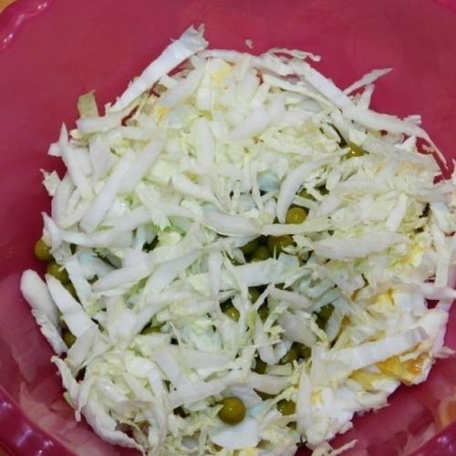 Салат с пекинской капустой, огурцом и горошком. 02