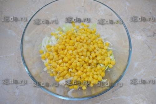 Салат из пекинской капусты с крабовыми палочками, кукурузой и огурцом. 02 Салат из пекинской капусты с крабовыми палочками, кукурузой и огурцом. 02