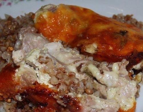 Курица, запеченная с гречкой.