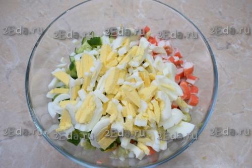 Салат из пекинской капусты с крабовыми палочками, кукурузой и огурцом. 04 Салат из пекинской капусты с крабовыми палочками, кукурузой и огурцом. 04