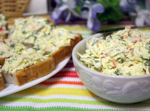 Намазка из крабовых палочек, яиц и плавленого сыра.