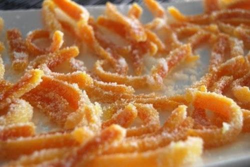 Апельсиновые цукаты.   Мы обычно выбрасываем апельсиновые корки, но из них можно приготовить великолепный десерт - цукаты. 02