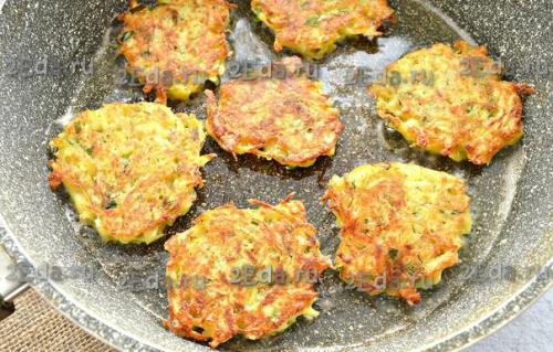 Картофельные драники с сыром на сковороде. 06