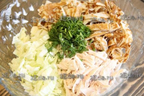 Салат с яичными блинчиками и курицей. 05