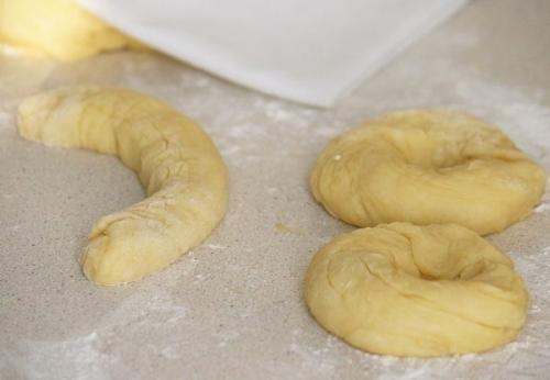 Сметанные калачики.  Буквально за 30-40 минут вы сможете приготовить мягкие, очень вкусные, немного рассыпчатые калачики для себя и своих близких. 04