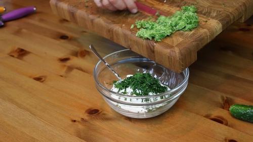 Шаурма.  Приготовление:   Готовить шаурму можно практически из любого мяса, но чаще всего её готовят из баранины или из курицы. 03