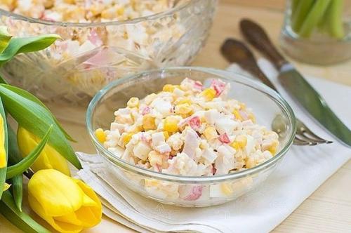 Крабовый салат с кукурузой по-новому.