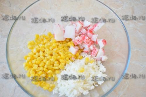 Рецепт крабового салата с кукурузой, рисом и яйцами. 01