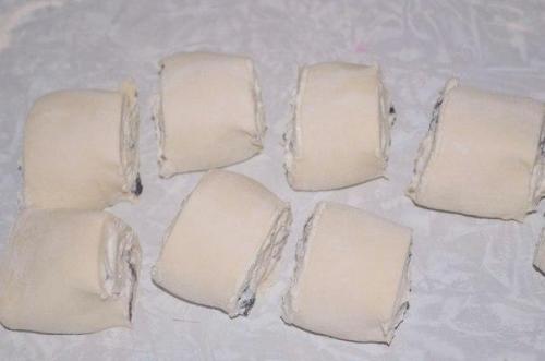 Слоенки с творожной начинкой и изюмом. 05