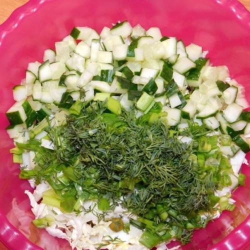 Салат с пекинской капустой, огурцом и горошком. 03