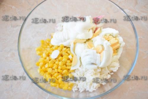 Рецепт крабового салата с кукурузой, рисом и яйцами. 02