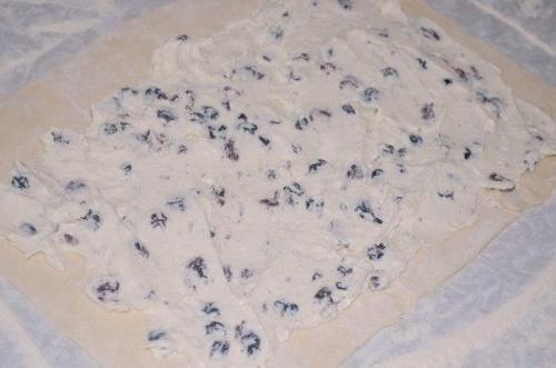 Слоенки с творожной начинкой и изюмом. 02