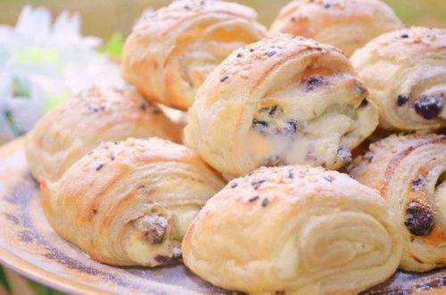 Слоенки с творожной начинкой и изюмом. 07