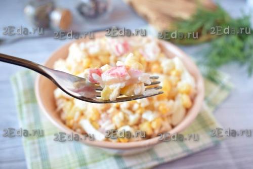 Рецепт крабового салата с кукурузой, рисом и яйцами. 04