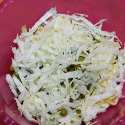 Салат с пекинской капустой, огурцом и горошком. 02