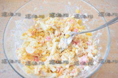 Рецепт крабового салата с кукурузой, рисом и яйцами. 03