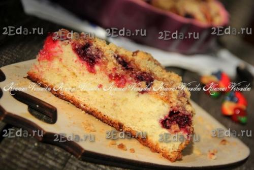 Пирог с замороженной вишней из дрожжевого теста.