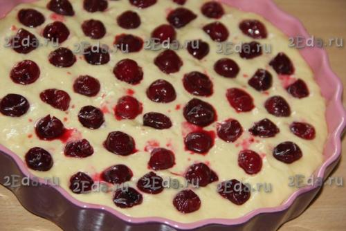 Пирог с замороженной вишней из дрожжевого теста. 05