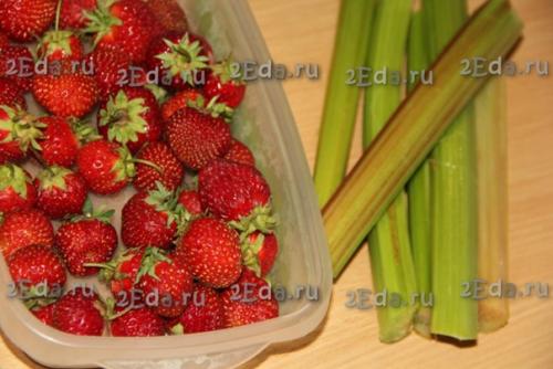 Компот из ревеня с клубникой на зиму. 01