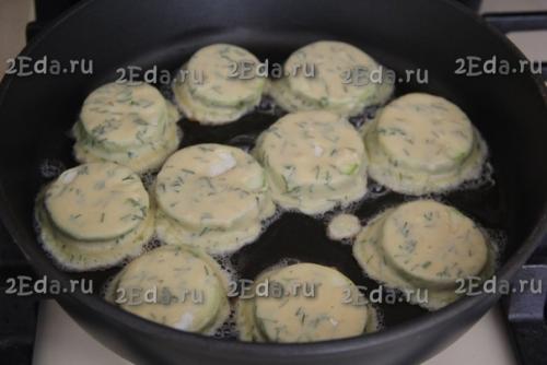 Кабачки в кляре из сметаны на сковороде. 06