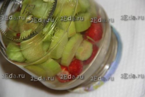 Компот из ревеня с клубникой на зиму. 06