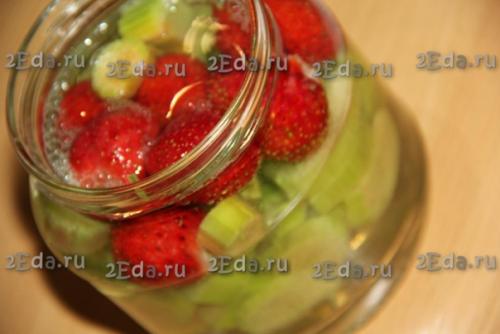 Компот из ревеня с клубникой на зиму. 05