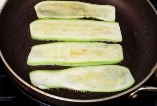 Рулеты из кабачков с сыром. 02