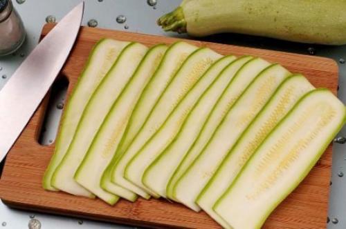 Рулеты из кабачков с сыром. 01