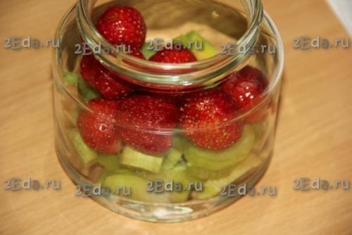 Компот из ревеня с клубникой на зиму. 03