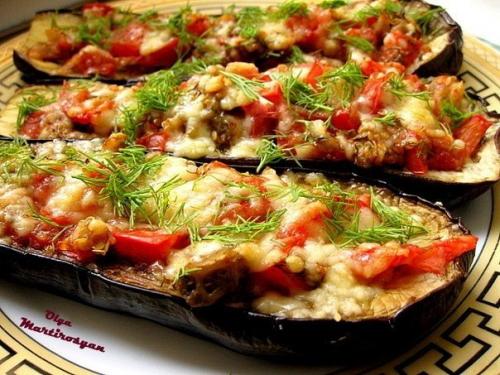 Баклажаны по-итальянски.  2 крупных баклажана вымыть, разрезать пополам.