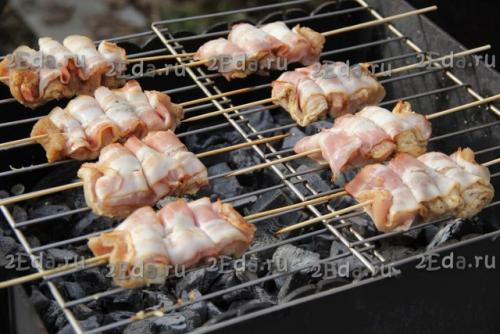 Шашлык с беконом на мангале. 08 Шашлык с беконом на мангале. 08