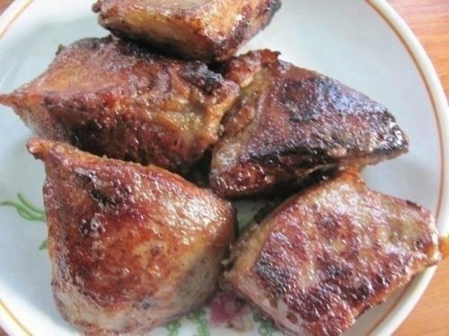 Накрахмаленная печень.
Перед жаркой замариновать кусочки печени в смеси 1 яйца, 1 столовая ложка крахмала, соли и перца.  
