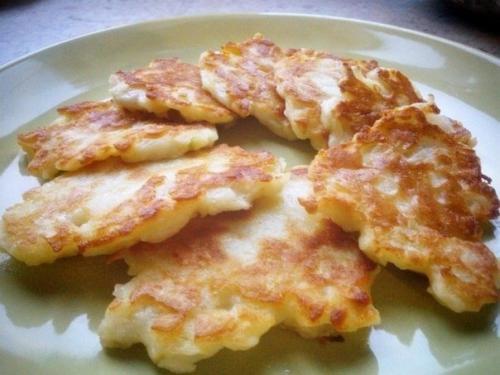 Яблочные оладьи.
Делаю такие оладьи для ребенка постоянно, особенно в сезон яблок. 

