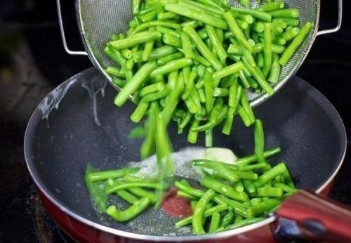 Салат из зеленой фасоли с яйцами. 04