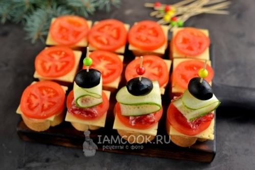 Канапе с сыровяленой колбасой, сыром и маслинами. 06 Канапе с сыровяленой колбасой, сыром и маслинами. 06