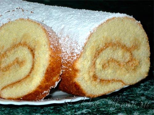 Быстрый рулет со сгущенкой.