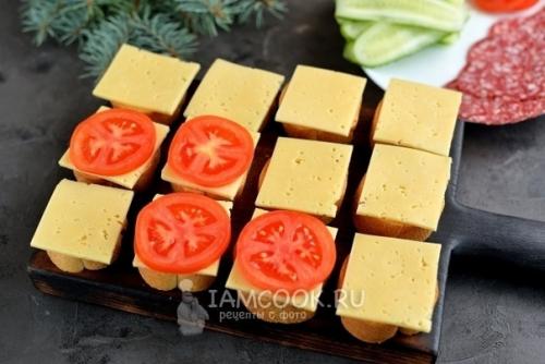 Канапе с сыровяленой колбасой, сыром и маслинами. 05 Канапе с сыровяленой колбасой, сыром и маслинами. 05