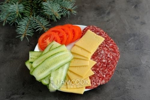 Канапе с сыровяленой колбасой, сыром и маслинами. 03 Канапе с сыровяленой колбасой, сыром и маслинами. 03