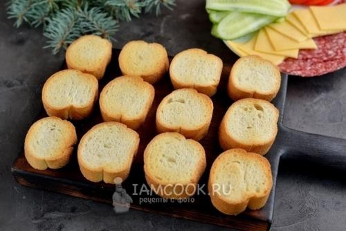 Канапе с сыровяленой колбасой, сыром и маслинами. 04 Канапе с сыровяленой колбасой, сыром и маслинами. 04