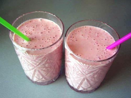 Бананово - клубничный коктейль.