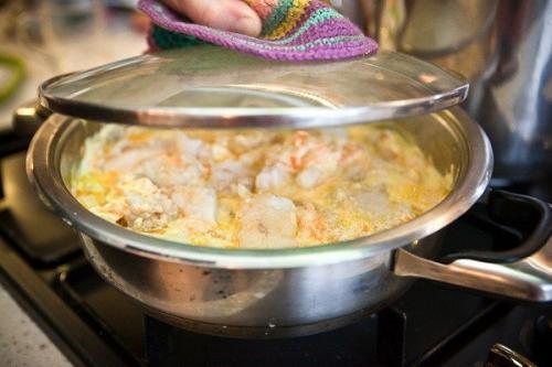 Минтай под сметанно - чесночным соусом.