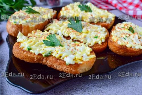 Гренки с яйцами и чесноком. 06