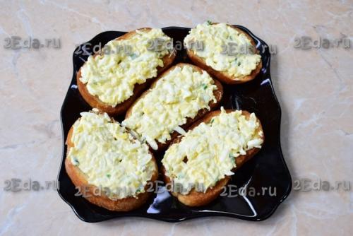 Гренки с яйцами и чесноком. 05