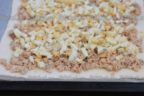 Простой и быстрый пирог с рыбными консервами. 03