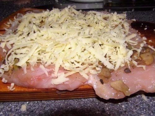 Куриные рулетики с грибами и сыром в сметанном соусе. 02 Куриные рулетики с грибами и сыром в сметанном соусе. 02
